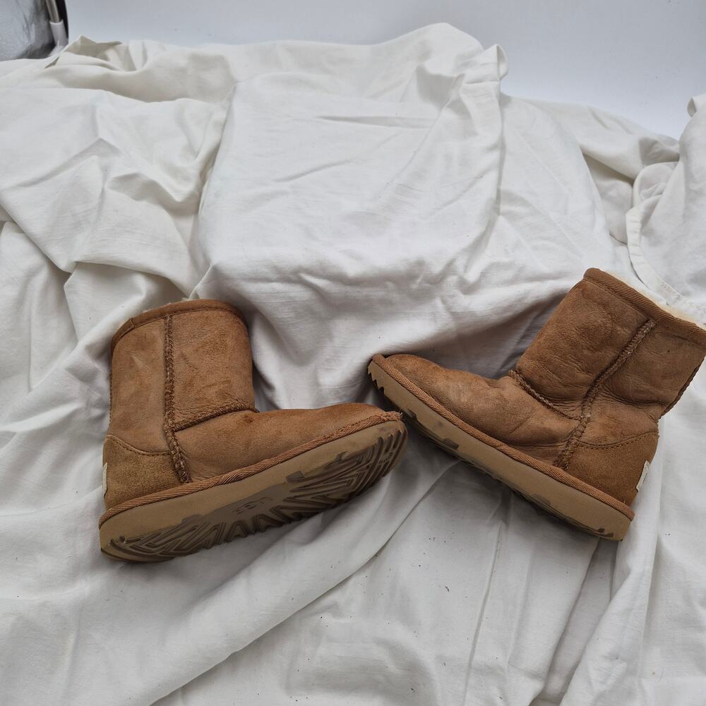 UGG Classic Short II boots in the Chestnut KIDS girls US 10